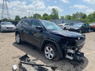 2018 Jeep Compass Latitude 4x4 - Exterior Front Right Corner Image